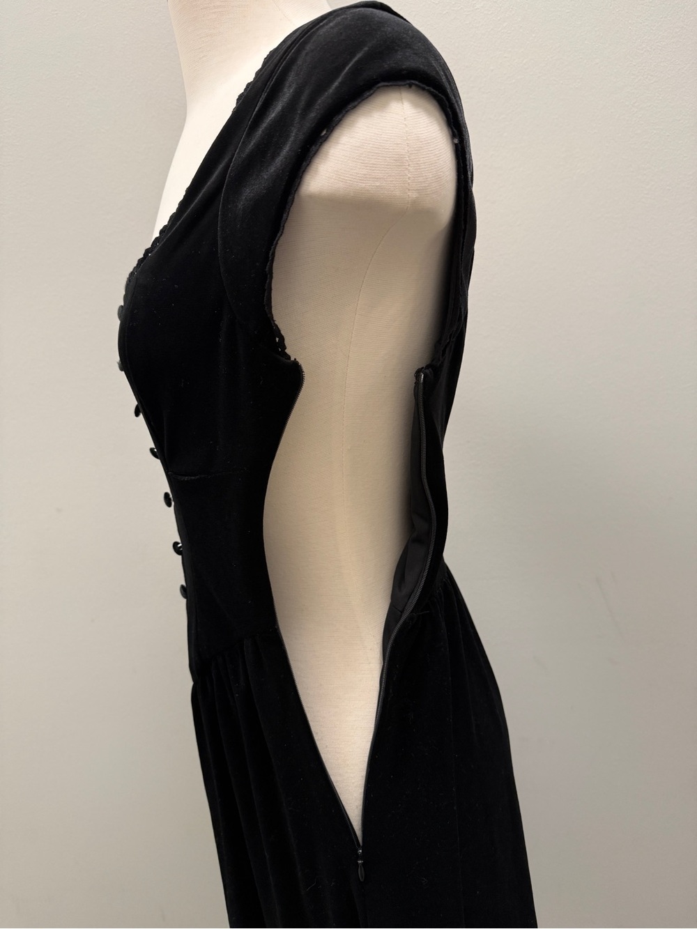 Le Lis Black Velvet Button-Front Midi Dress - FLAW - Picture 5 of 7
